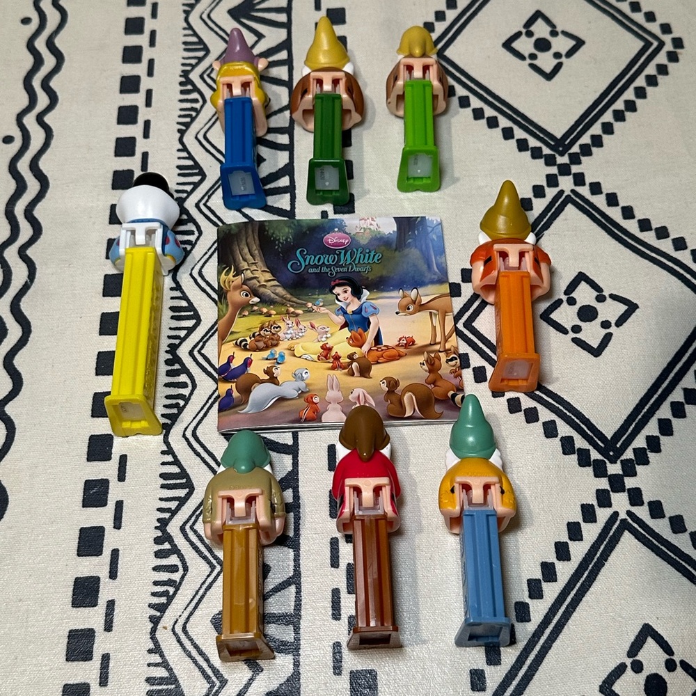Snow White and the Seven Dwarfs‎ Pez Collectible set of 8 plus mini book - Picture 4 of 4